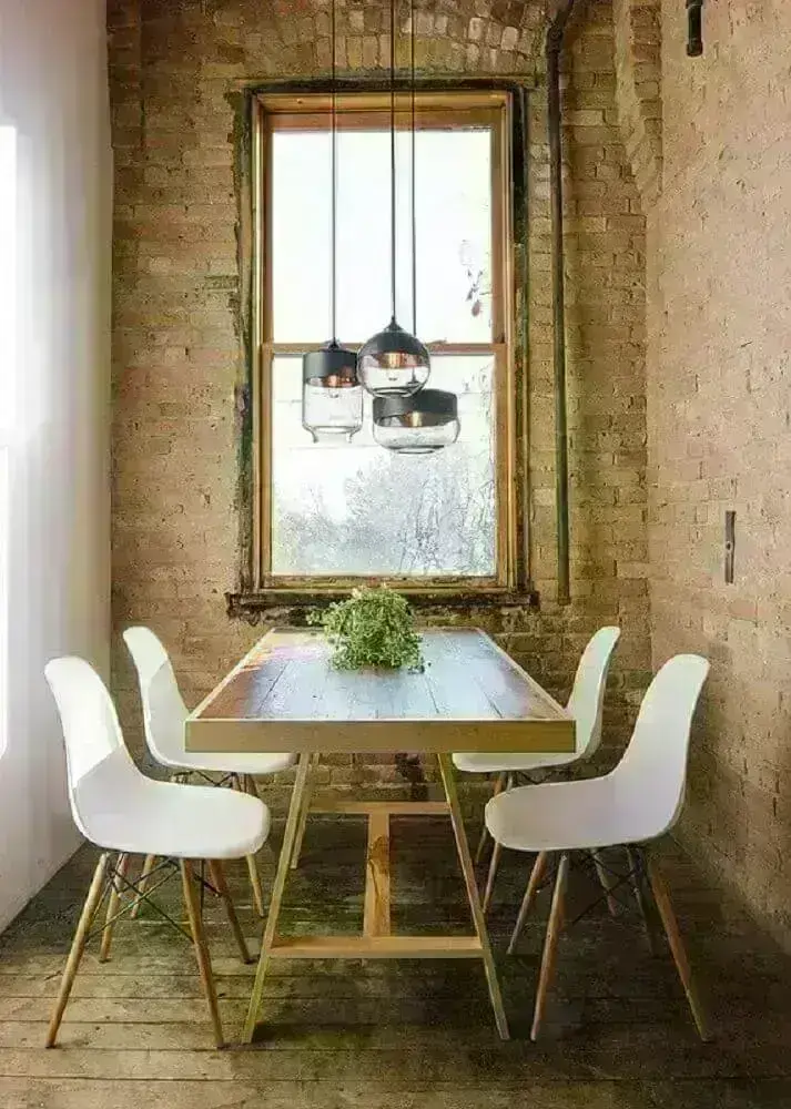 pendente sala de jantar pequena rústica decorada com parede de tijolinho e cadeiras brancas Foto South Central