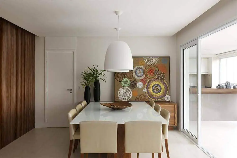 pendentes para sala de jantar decorada em tons neutros com buffet de madeira e quadro apoiado na parede Foto Cíntia Mara Petronetto