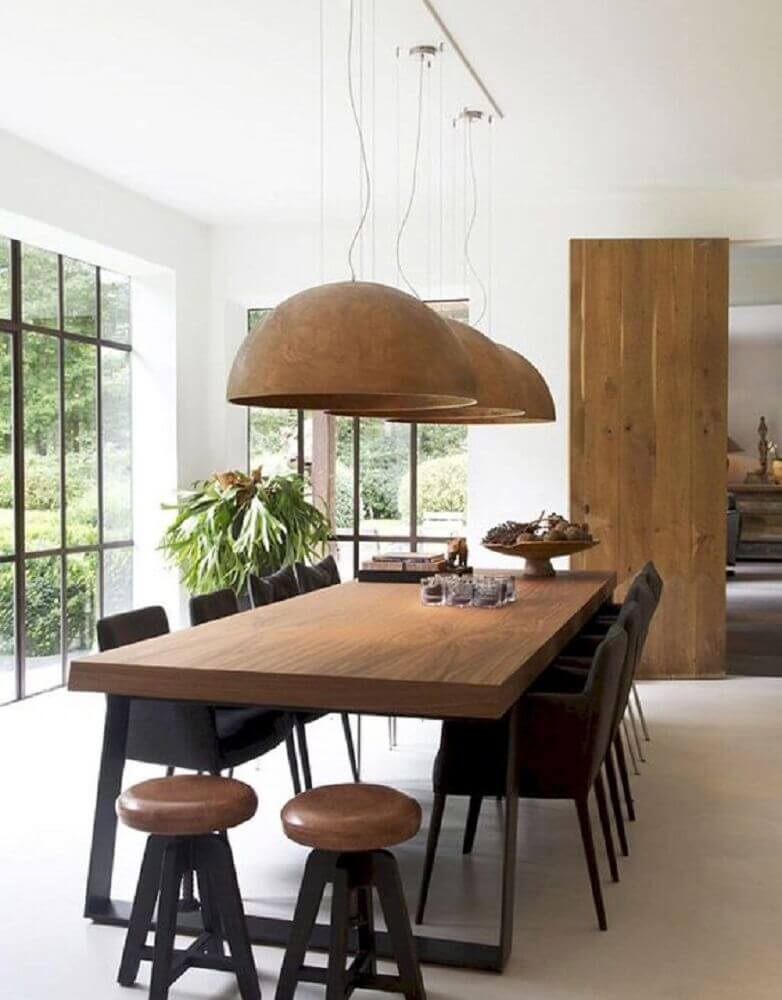 pendentes para sala de jantar decorada com mesa grande de madeira Foto Lighting Ideas