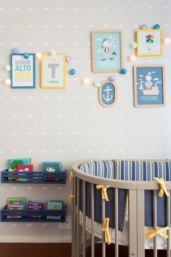 quadros para quarto de bebê masculino decorado em tons de cinza e azul com tema marinheiro Foto Alessandra Amado Arquitetura