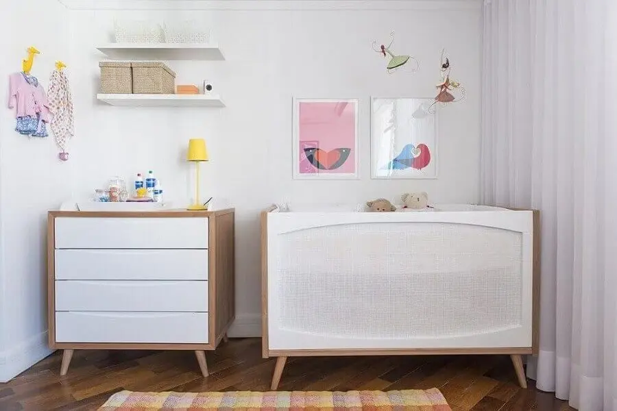 quadros para quarto de bebê todo branco com berço e cômoda de madeira pequeno Foto Pinterest