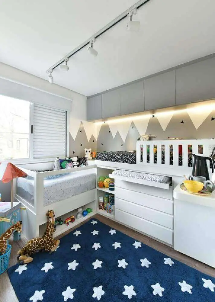 quarto de bebê moderno decorado com adesivo de montanhas cinza e tapete azul estrelado Foto Pinterest