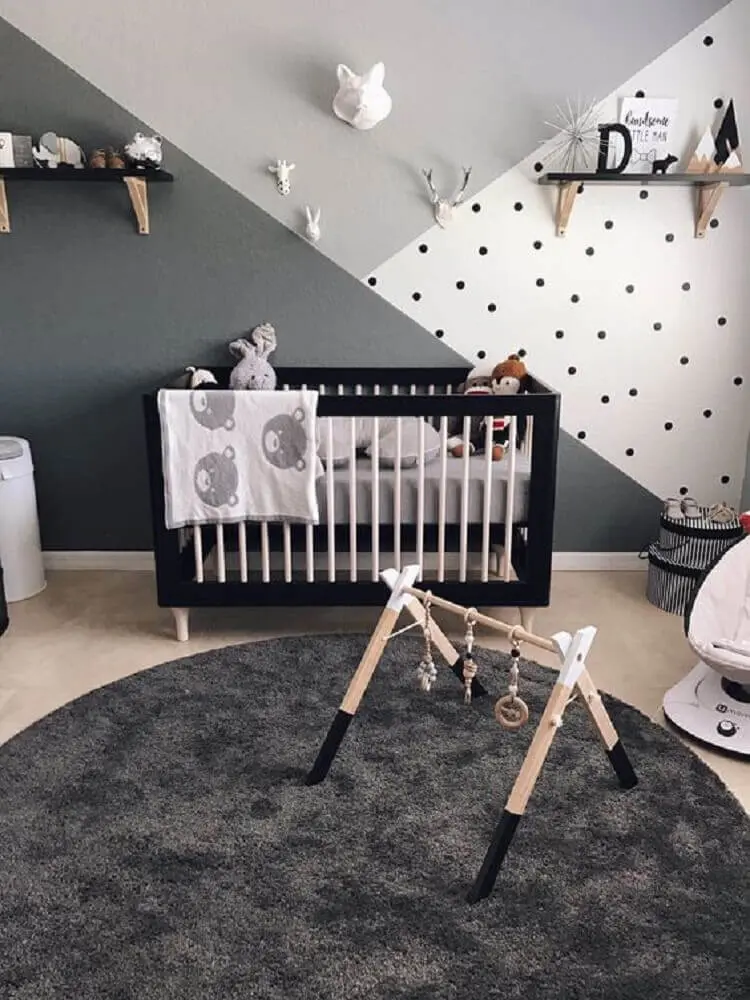 quarto de bebê moderno decorado em tons de cinza com berço preto Foto Baby Shoes