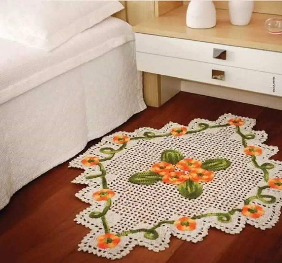 quarto decorado com modelo diferente de tapete de crochê com flores laranja Foto Artesanato Brasil
