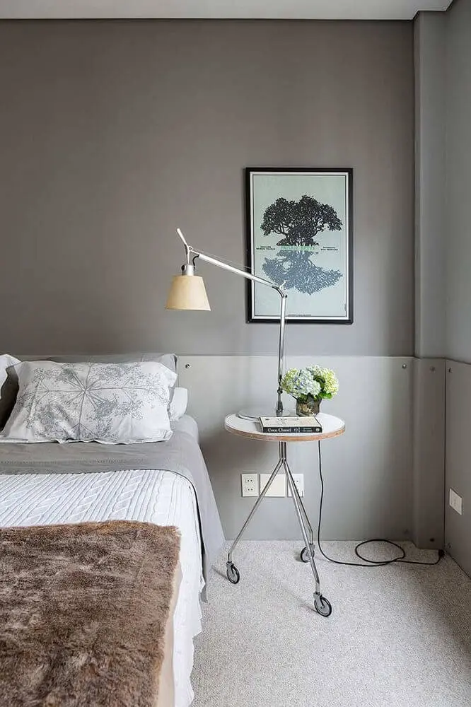 quartos modernos decorados em tons de cinza com luminária de mesa Foto Casa de Valentina