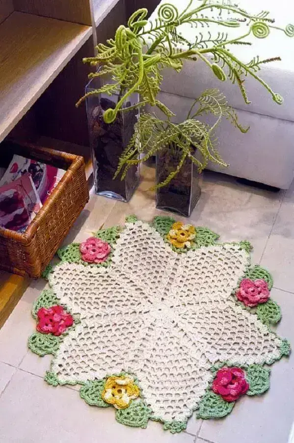 sala decorada com tapete de crochê com flores Foto Casa e Festa