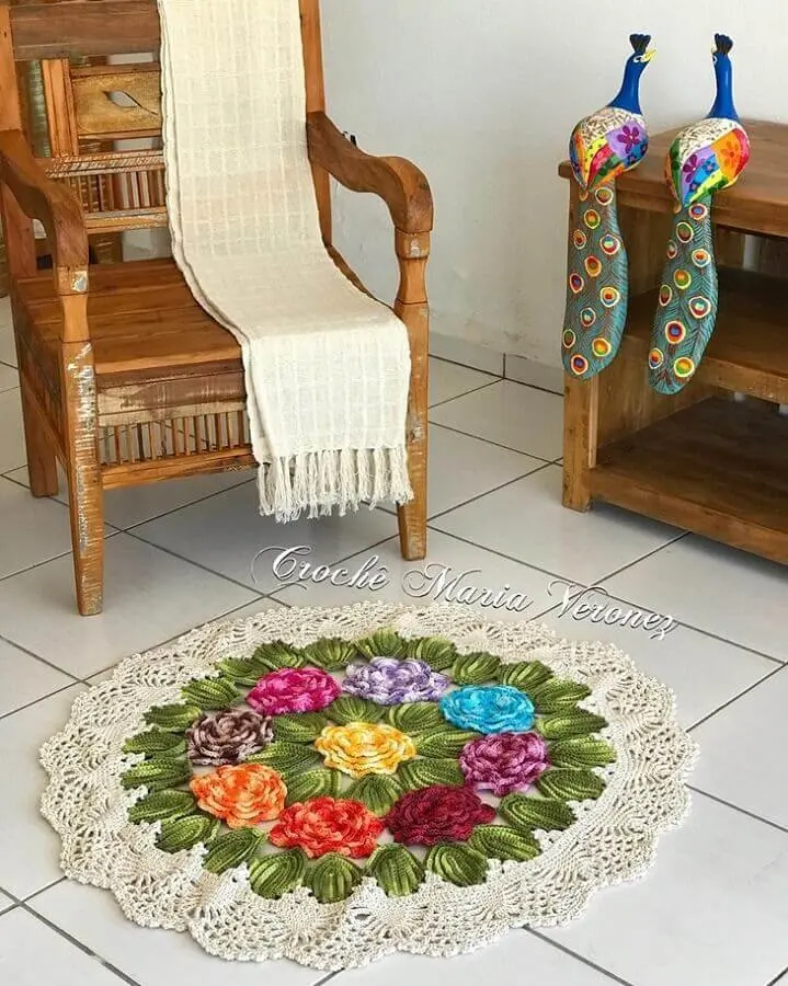 sala decorada com tapete de crochê redondo com flores Foto Crochê Maria Veronez