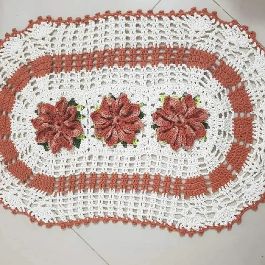 tapete crochê oval com flor Foto Lu - Tapetes Artesanais