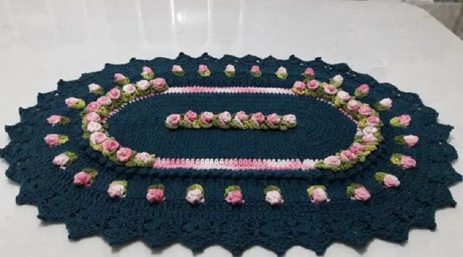 tapete crochê oval com flores cor de rosa Foto Nete