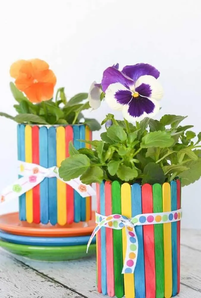 vasinhos de plantas coloridos feitos de artesanato com palito de picolé Foto LaowaiBlog
