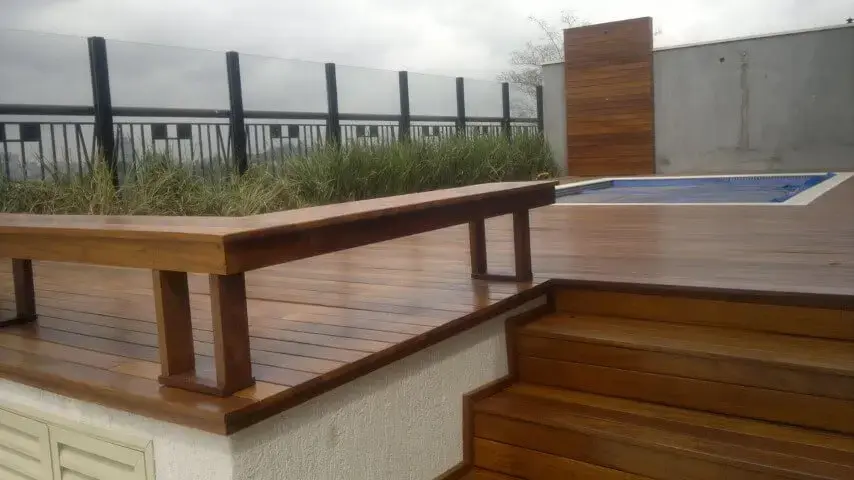 Área da piscina com deck de madeira Projeto de Leonardo Mantovani