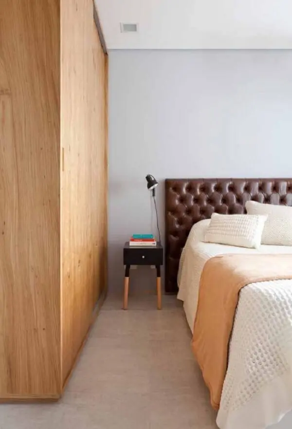 A cabeceira em capitonê marrom marca a decoração do quarto de casal. Fonte: Pinterest