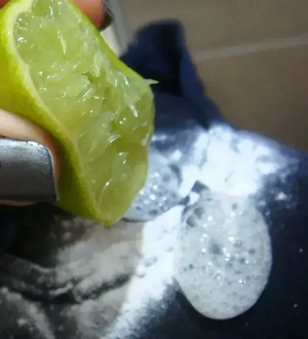 A mistura de limão e bicarbonato é uma boa dica de como tirar mancha de desodorante de roupa preta