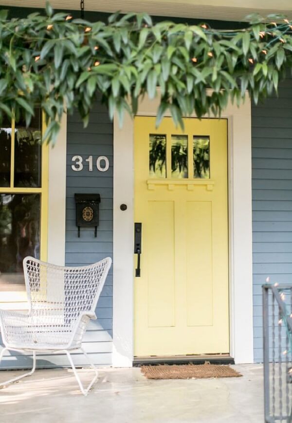 A porta de entrada colorida traz alegria para a fachada da casa. Fonte: Pinterest