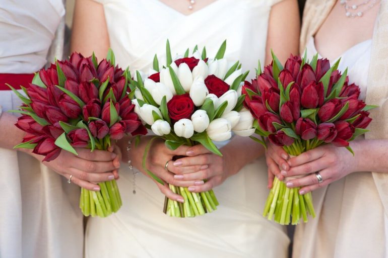 As noivas amam o buquê com flor de tulipa