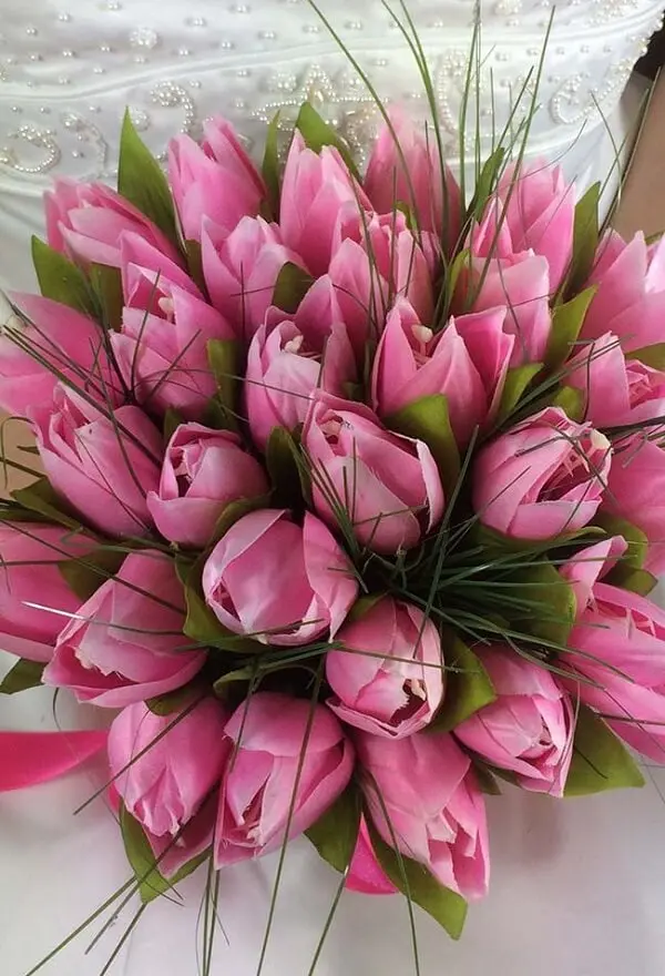 As noivas amam um lindo buquê formado com flores de tulipa