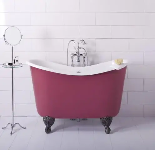 Banheira pequena com base cor de rosa e pés de ferro Foto de Pinterest