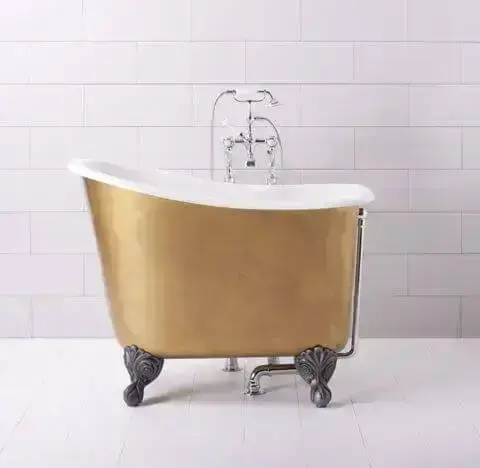 Banheira pequena com base dourada e pés de ferro Foto de Elle Decor