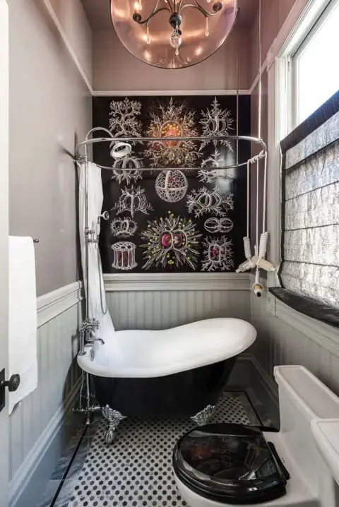 Banheira pequena com base preta combinando com a decoração do banheiro Foto de One Kindesign