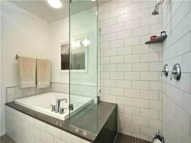 Banheira pequena quadrada ao lado do chuveiro em banheiro Foto de Egyptian Men