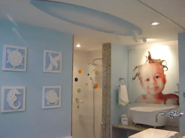 Banheiro azul com banheira pequena de bebê Projeto de Ana Lucia Martins