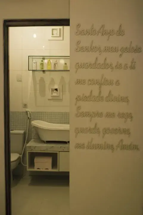 Banheiro integrado com quarto de bebê com banheira pequena para o bebê Projeto de Janete Barros