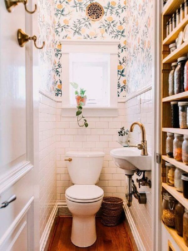 Banheiro pequeno decorado com papel de parede
