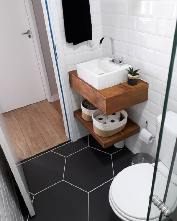 Banheiro pequeno decorado com piso