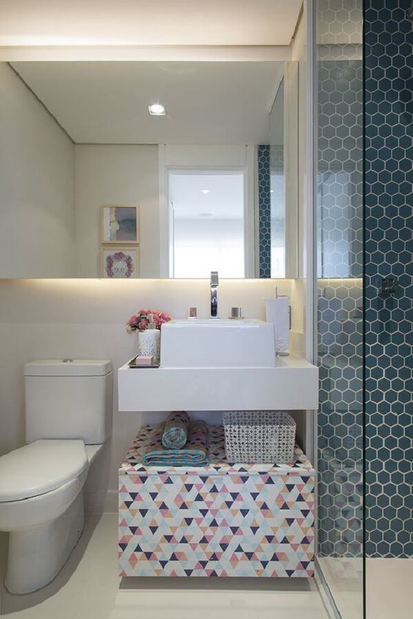 Banheiro pequeno decorado com revestimento azul marinho