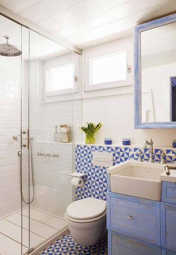 Banheiro pequeno decorado com revestimento azul