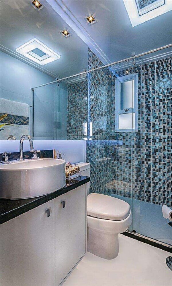 Banheiro pequeno decorado com revestimento na cor azul