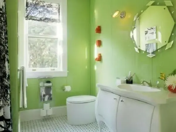 Banheiro pequeno decorado em tom verde limão