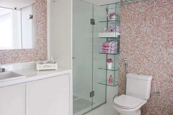 Banheiro pequeno decorado moderno e estiloso