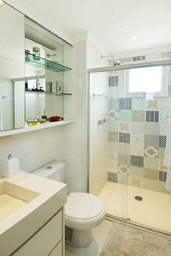 Banheiro pequeno decorado patchwork