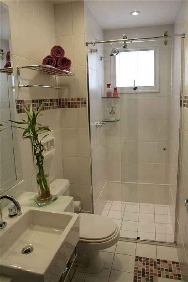 Banheiro pequeno decorado simples e elegante 