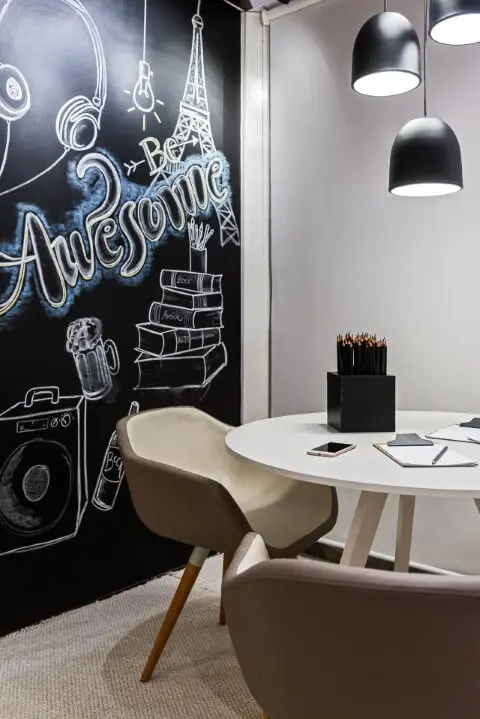 Canto do escritório com parede chalkboard com desenhos Projeto de Estudio Gamboa de Arquitetura-