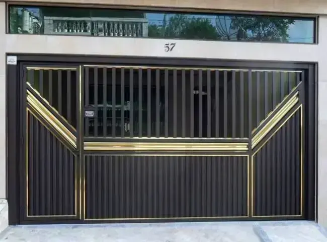 Casa com portão de ferro preto com detalhes dourados Foto de CRO Portões