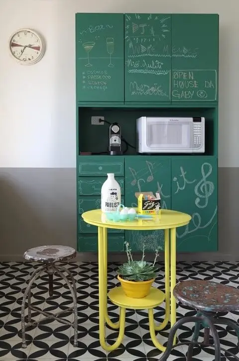 Cozinha com armário pintado como chalkboard verde Projeto de Gabriel Valdivieso