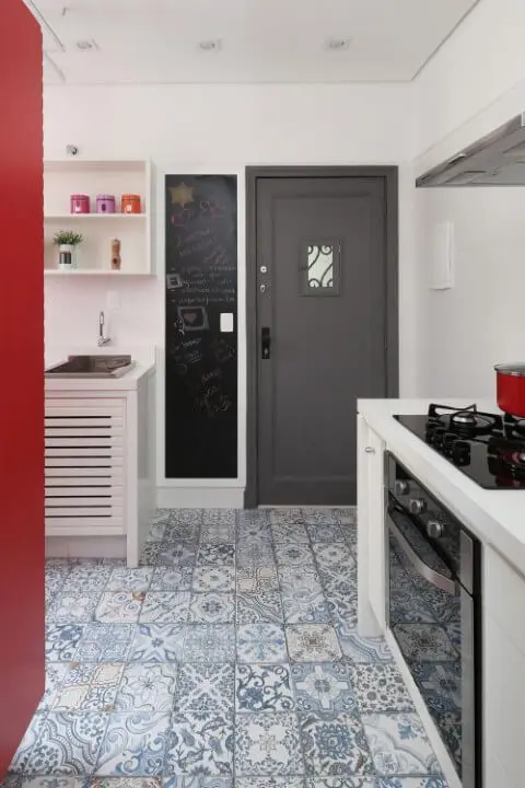 Cozinha com piso de ladrilho hidráulico e trecho de chalkboard na parede Projeto de Arch Duo