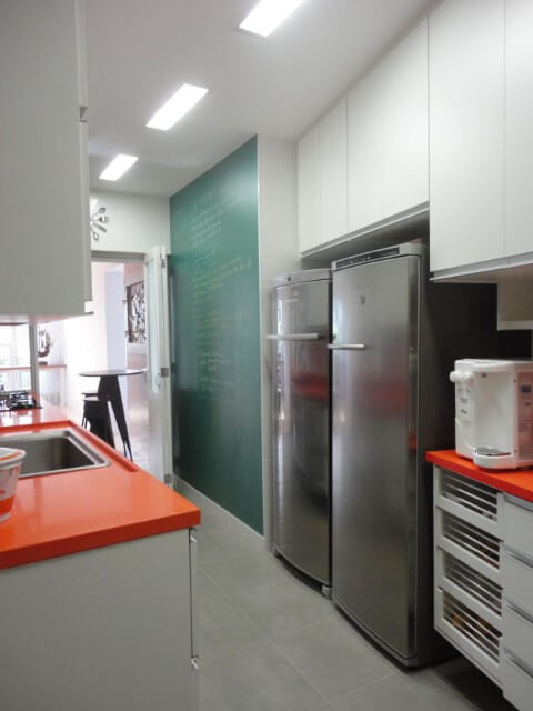 Cozinha estilo corredor com papel de parede chalkboard verde Projeto de Maria Helena Torres