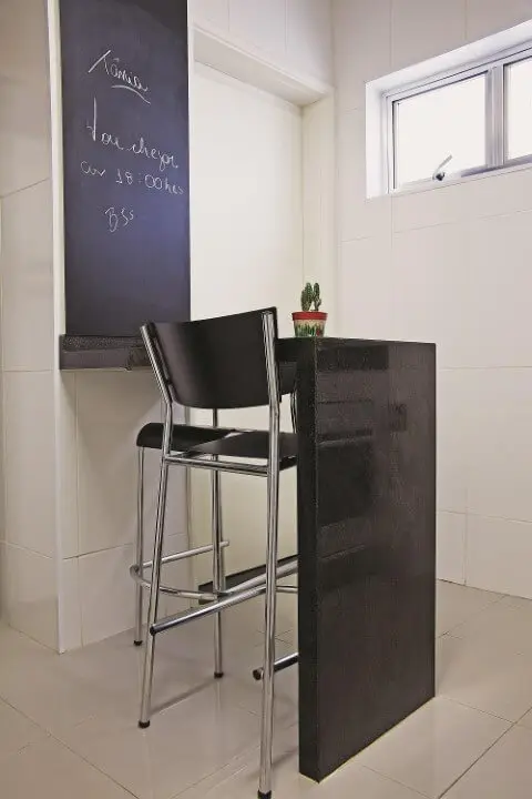 Cozinha simples com balcão e parte da parede chalkboard Projeto de CH Arquitetura