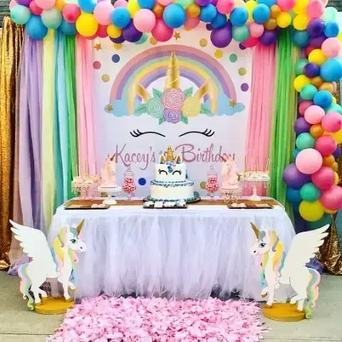 Festa de unicórnio com painel com arco-íris e balões coloridos Foto de Deskgram