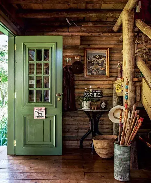 Modelo de porta de entrada para casa rústica. Fonte: Pinterest