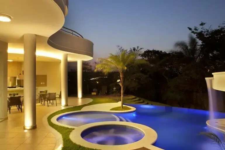 Modelos de piscina grande para decoração de casa de luxo Foto Aquiles Nicolas Kilaris