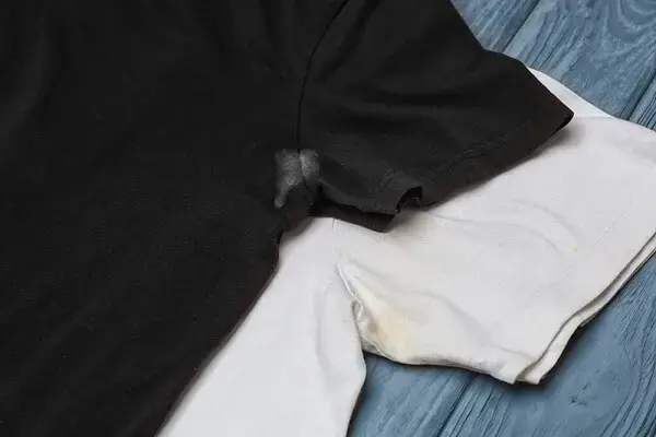 O bicarbonato é uma maneira rápida de como tirar mancha de desodorante das roupas