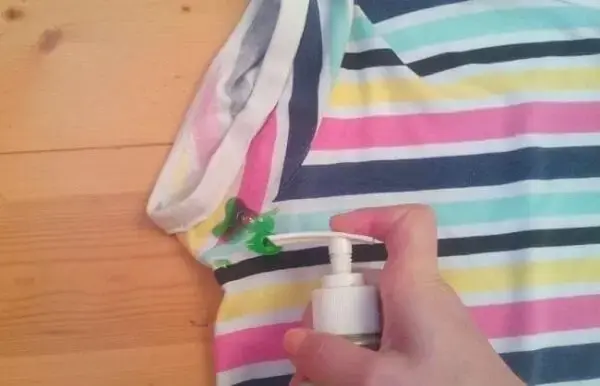 O detergente também é uma forma de como tirar mancha de desodorante