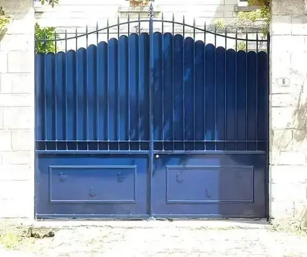 O portão de ferro pode receber acabamento em diferentes cores