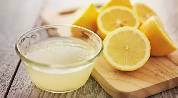 O suco de limão auxilia em como tirar mancha de desodorante de roupas