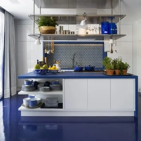 Porcelanato líquido azul na cozinha