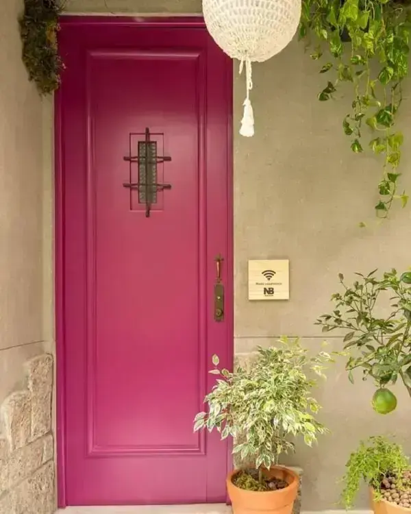 Porta colorida no tom fúcsia decora a fachada do imóvel. Fonte: Pinterest